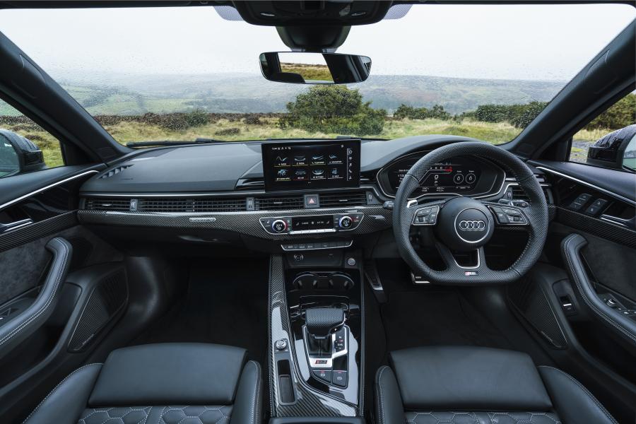 Торпедо Audi RS4 Avant (B9) 2020 года  (UK) (фото 38 из 99)